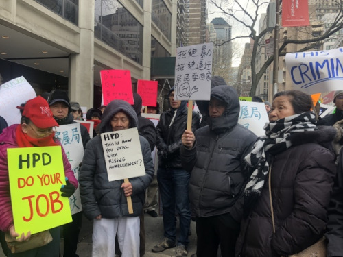 华埠包厘街85号住户2月2日下午在HPD门前抗议,要求政府接管大楼尽快维修。(美国《世界日报》记者/陈小宁 摄) 华埠包厘街85号住户2月2日下午在HPD门前抗议,要求政府接管大楼尽快维修。(美国《世界日报》记者/陈小宁 摄)
