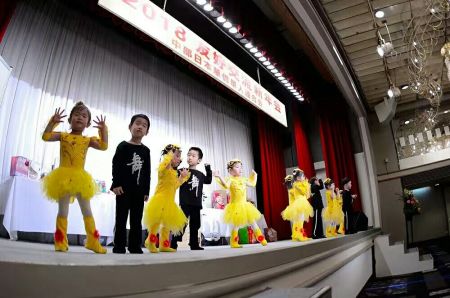 孩子们表演节目 孩子们表演节目