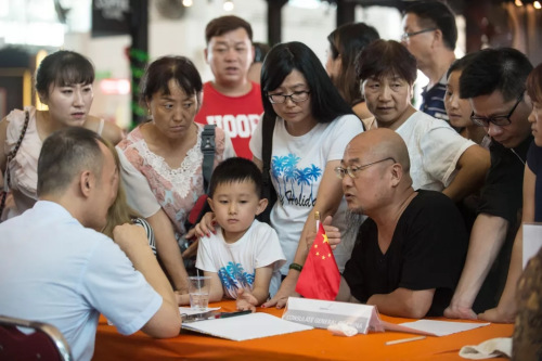 去年11月30日,在巴厘岛伍拉莱国际机场,中国游客向中国驻登巴萨总领馆工作人员咨询情况。新华社记者杜宇摄 去年11月30日,在巴厘岛伍拉莱国际机场,中国游客向中国驻登巴萨总领馆工作人员咨询情况。新华社记者杜宇摄