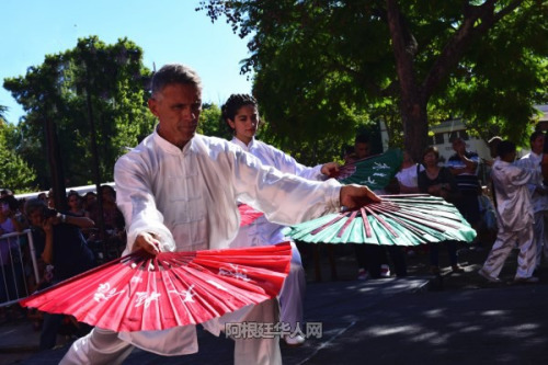 太极扇表演。（阿根廷华人网）