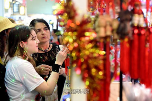 民众挑选中国饰品。(阿根廷华人网) 民众挑选中国饰品。(阿根廷华人网)