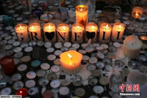 当地时间2017年6月18日,英国伦敦,民众持续悼念伦敦大火遇难者。6月14日凌晨发生在英国首都伦敦西部一栋高层居民楼的火灾已造成30人死亡,另有58人失踪,或已遇难。 当地时间2017年6月18日,英国伦敦,民众持续悼念伦敦大火遇难者。6月14日凌晨发生在英国首都伦敦西部一栋高层居民楼的火灾已造成30人死亡,另有58人失踪,或已遇难。
