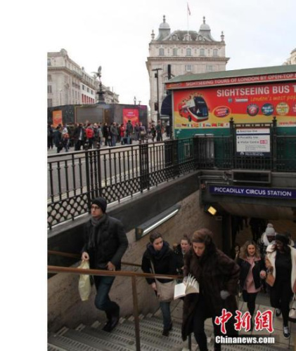 12月30日,节日的伦敦街头,一派热闹景象。图为伦敦街头的一地铁口。<a target='_blank' href='http://www.chinanews.com/'>中新社</a>记者 张平 摄 12月30日,节日的伦敦街头,一派热闹景象。图为伦敦街头的一地铁口。<a target='_blank' href='http://www.chinanews.com/'>中新社</a>记者 张平 摄