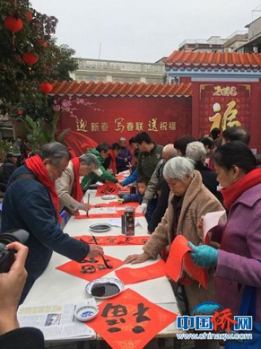 厦门思明区侨联给归侨侨眷写春联送祝福。　林晖林 摄