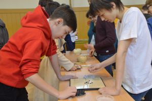 学生学习下五子棋。