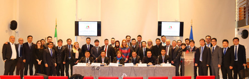 2月5日上午，意大利华人华侨参议委员会在意大利众议院举行会议。图为部分参加会议的意中嘉宾合影留念。（《欧洲时报》意大利版）