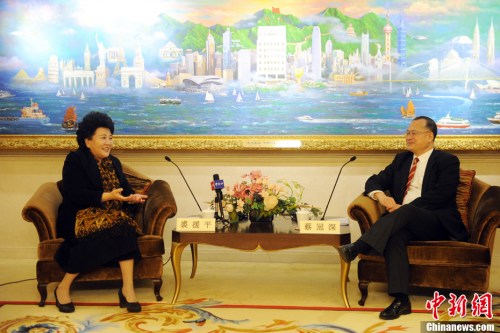 2月5日，中国国务院侨务办公室主任裘援平(左)一行到访香港中华总商会，并与会长蔡冠深(右)等进行了深入交谈。中新社记者 谭达明 摄