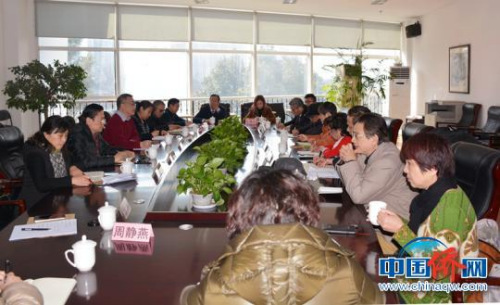 上海市侨联副主席陶勇带队到上海市松江区侨联开展“大调研”。　申海 摄