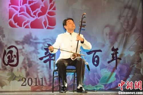 资料图。杨积强,著名二胡演奏家,以二胡为主兼以中胡、高胡、 板胡的演奏,形成自己的风格 资料图。杨积强,著名二胡演奏家,以二胡为主兼以中胡、高胡、 板胡的演奏,形成自己的风格