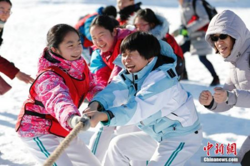 1月24日,北京玉渊潭公园举行“青春迎冬奥 寒假冰雪乐”雪地趣味运动会,来自首都师范大学附属中学的40余名中学生参加了运动会。雪地曲棍球、雪人装扮、雪车滑滑乐、雪地青春竞速等项目,让刚刚放假的孩子们不仅在参与中得到了锻炼,也增长了冬奥知识。图为雪地拔河比赛。<a target='_blank' href='http://www.chinanews.com/'>中新社</a>记者 杜洋 摄 1月24日,北京玉渊潭公园举行“青春迎冬奥 寒假冰雪乐”雪地趣味运动会,来自首都师范大学附属中学的40余名中学生参加了运动会。雪地曲棍球、雪人装扮、雪车滑滑乐、雪地青春竞速等项目,让刚刚放假的孩子们不仅在参与中得到了锻炼,也增长了冬奥知识。图为雪地拔河比赛。<a target='_blank' href='http://www.chinanews.com/'>中新社</a>记者 杜洋 摄
