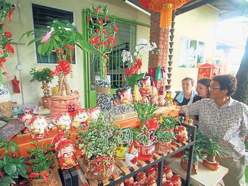 业者以各种饰品装饰竹树，吸引顾客选购。（马来西亚《中国报》）