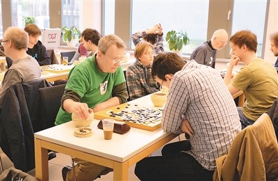 外国棋手在围棋大赛对弈 柏林中心王 娟摄 外国棋手在围棋大赛对弈 柏林中心王 娟摄