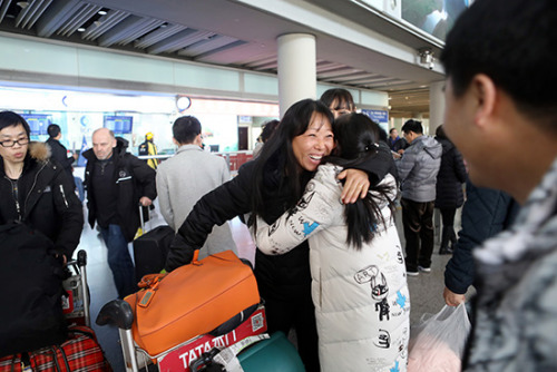 2月3日,杨玲刚下飞机后与接机的亲人相拥在一起。(欧洲时报特约记者李国庆摄) 2月3日,杨玲刚下飞机后与接机的亲人相拥在一起。(欧洲时报特约记者李国庆摄)
