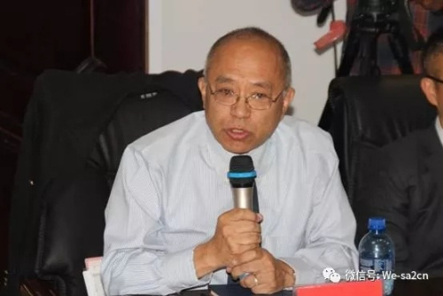 南非籍华人代表潘国镜代表领保贡献者发言。( 图片来源:南非侨网微信公众号) 南非籍华人代表潘国镜代表领保贡献者发言。( 图片来源:南非侨网微信公众号)