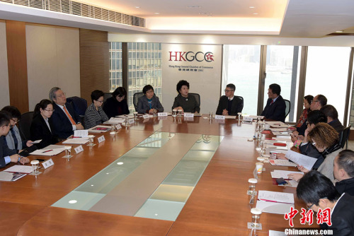 2月6日，中国国务院侨务办公室主任裘援平一行到访香港总商会，与主席吴天海（右）及十余名港商代表进行了深入交流。中新社记者 李志华 摄