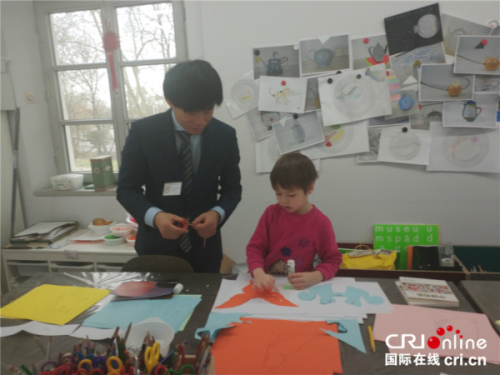 小朋友学习剪纸。 小朋友学习剪纸。
