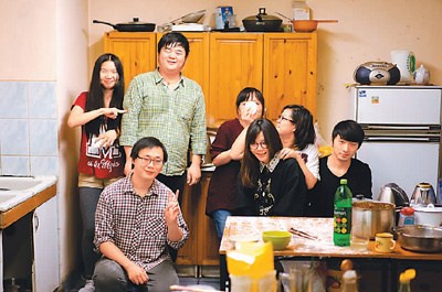 任念辰（前排左一）在国外过年时和朋友一起聚会、包饺子。