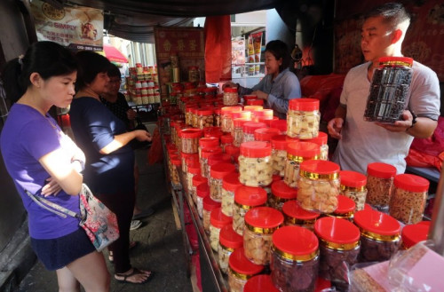 大部分消费者习惯亲自到商店或档口挑选家人喜欢的年饼。(马来西亚《星洲日报》)