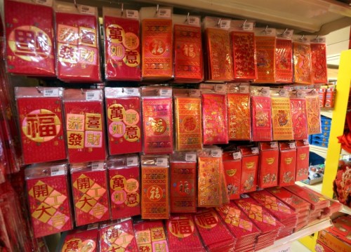商家推出非常多造型的长型红包让消费者挑选。(马来西亚《星洲日报》)