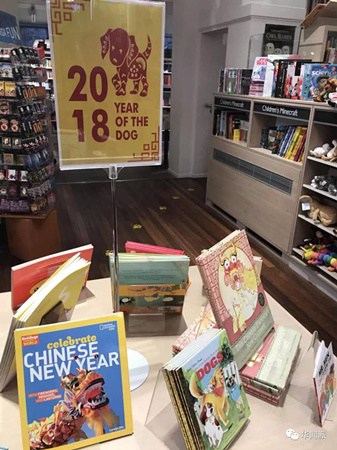 FOYLES书店里“中国新年”儿童读物。（英国《华闻周刊》微信公众号/曹劼 摄）