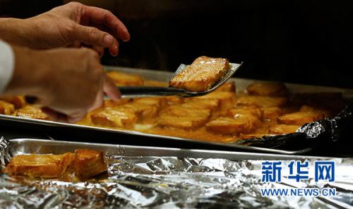 2月8日,在美国洛杉矶,厨师制作烤鳕鱼。 新华社记者 李颖 摄 2月8日,在美国洛杉矶,厨师制作烤鳕鱼。 新华社记者 李颖 摄