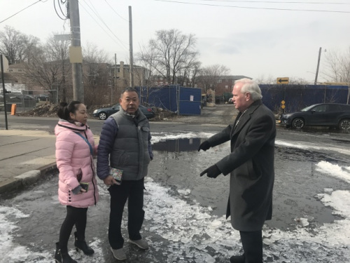 鲍威尔科夫大道一经雨雪后，周边地区变成泽国；图右一起为艾维乐、王文荣(记者牟兰／摄影)