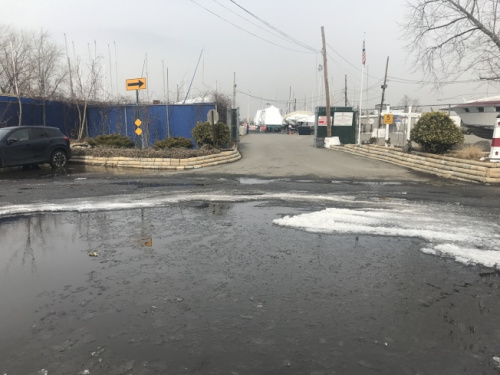 鲍威尔科夫大道一经雨雪后,周边地区变成泽国,天冷后积水都冻成冰路。(记者牟兰 摄) 鲍威尔科夫大道一经雨雪后,周边地区变成泽国,天冷后积水都冻成冰路。(记者牟兰 摄)