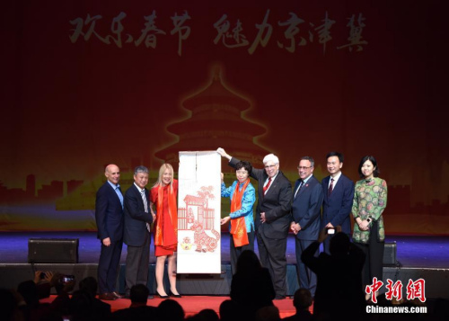 当地时间2月10日晚,首届“欢乐春节·魅力京津冀”活动在美国加利福尼亚州比佛利山市塞班剧院精彩登场。图为中国对外文化交流协会秘书长助理时坚东(右五)及京津冀三地有关负责人向比佛利山市长丽莉·博斯(左三)等美方嘉宾赠送礼物。<a target='_blank' href='http://www.chinanews.com/'>中新社</a>记者 张朔 摄 当地时间2月10日晚,首届“欢乐春节·魅力京津冀”活动在美国加利福尼亚州比佛利山市塞班剧院精彩登场。图为中国对外文化交流协会秘书长助理时坚东(右五)及京津冀三地有关负责人向比佛利山市长丽莉·博斯(左三)等美方嘉宾赠送礼物。<a target='_blank' href='http://www.chinanews.com/'>中新社</a>记者 张朔 摄