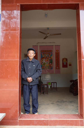 邱千祥老人在家门口 邱千祥老人在家门口