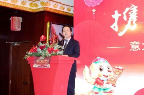 中国驻佛罗伦萨总领馆总领事王辅国出席普拉托华侨华人联谊会迎春年会并讲话。(图片来源:意大利欧联网) 中国驻佛罗伦萨总领馆总领事王辅国出席普拉托华侨华人联谊会迎春年会并讲话。(图片来源:意大利欧联网)