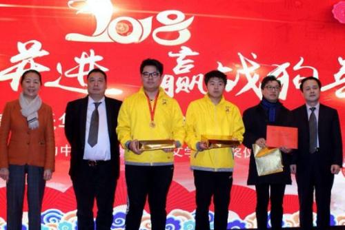 王辅国总领事(右一)为普拉托华侨华人联谊会中文学校获奖学生颁奖。(图片来源:意大利欧联网) 王辅国总领事(右一)为普拉托华侨华人联谊会中文学校获奖学生颁奖。(图片来源:意大利欧联网)
