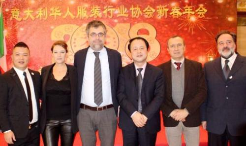 意大利华人服装行业协会李小峰会长(左一)和王辅国总领事(左四)、普拉托市副市长西蒙内(左三)及当地政要合影。(图片来源:欧联网记者 胡彪 摄) 意大利华人服装行业协会李小峰会长(左一)和王辅国总领事(左四)、普拉托市副市长西蒙内(左三)及当地政要合影。(图片来源:欧联网记者 胡彪 摄)