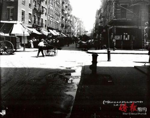 华埠老照片。这张照片摄于1907年7月18日,在勿街与摆也街交界处。 华埠老照片。这张照片摄于1907年7月18日,在勿街与摆也街交界处。