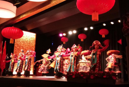 藏族传统舞蹈《热巴冲斯冲》 。