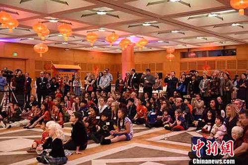 当地时间2月12日晚,中国驻美国大使馆举办“迎新春欢乐家庭日”活动,邀请来自华盛顿哥伦比亚特区、马里兰州、弗吉尼亚州70多个收养中国儿童的家庭共300多人到使馆共迎新春。图为现场嘉宾观看节目。 <a target='_blank' href='http://www.chinanews.com/'>中新社</a>记者 邓敏 摄 当地时间2月12日晚,中国驻美国大使馆举办“迎新春欢乐家庭日”活动,邀请来自华盛顿哥伦比亚特区、马里兰州、弗吉尼亚州70多个收养中国儿童的家庭共300多人到使馆共迎新春。图为现场嘉宾观看节目。 <a target='_blank' href='http://www.chinanews.com/'>中新社</a>记者 邓敏 摄
