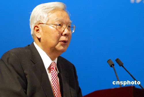 罗豪才在两岸青年论坛开幕式上讲话。 罗豪才在两岸青年论坛开幕式上讲话。