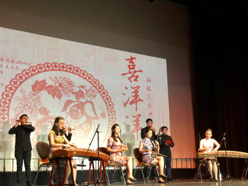 新春晚会现场。(图片来源:欧洲时报记者陈磊 摄) 新春晚会现场。(图片来源:欧洲时报记者陈磊 摄)