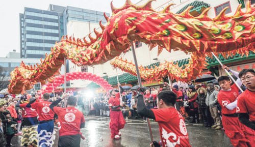 2018伯明翰华人新春庆祝活动将于2月15日(年三十)正式启动。图为去年新春活动中的舞龙表演。(图片来源：主办方供图)
