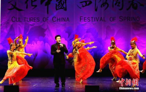 图为2月24日歌手阎维文在墨尔本登台演出时,当地舞蹈演员为他伴舞。 <a target='_blank' href='http://www.chinanews.com/'>中新社</a>记者 赖海隆 摄 图为2月24日歌手阎维文在墨尔本登台演出时,当地舞蹈演员为他伴舞。 <a target='_blank' href='http://www.chinanews.com/'>中新社</a>记者 赖海隆 摄