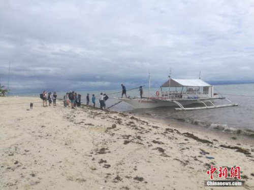 受热带“厄多哈”影响,菲律宾中部宿务省马拉帕斯卡(Malapascua)岛上13日起即风雨交加,出岛交通已关闭数日,16日起停电,17日起停水。12月17日晨,风雨间隙,几艘私家船载了几十位客人出岛回宿务省达安班塔延。<a target='_blank' href='http://www.chinanews.com/'>中新社</a>记者 马天南 摄