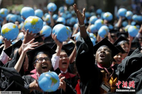 ，哈佛大学举行毕业典礼，众多名人荣获名誉学位。