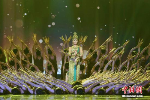 梦幻的《千手千眼》舞蹈表演。 杨华峰 摄 梦幻的《千手千眼》舞蹈表演。 杨华峰 摄