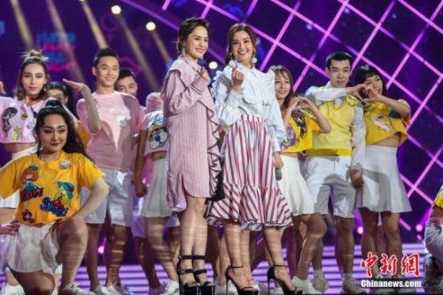 图为香港Twins组合向现场的华侨华人送上“爱心”。 杨华峰 摄 图为香港Twins组合向现场的华侨华人送上“爱心”。 杨华峰 摄