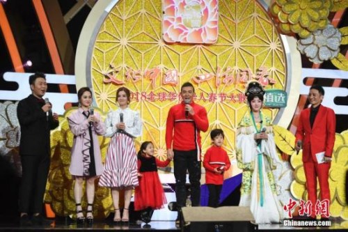 群星向全球华侨华人拜年。 杨华峰 摄 群星向全球华侨华人拜年。 杨华峰 摄