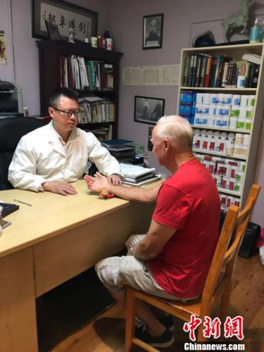 方山在给病人诊脉。 陶社兰 摄 方山在给病人诊脉。 陶社兰 摄