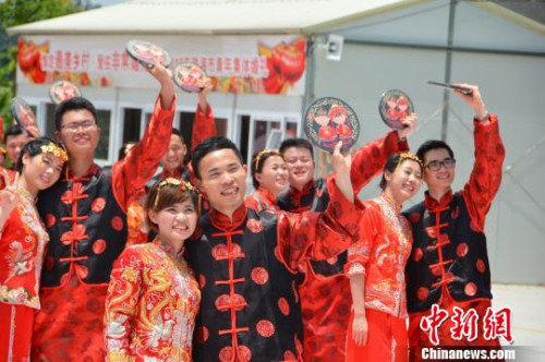 资料图:侨乡集体婚礼。齐骏 摄 资料图:侨乡集体婚礼。齐骏 摄