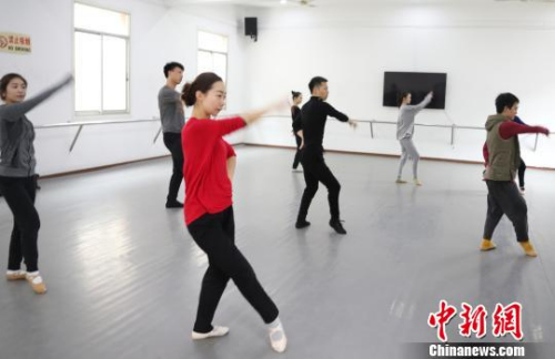 图为在出发前，江西艺术团的舞蹈演员在进行排练。　刘占昆 摄