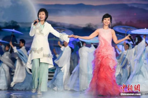 叶童（图左）与赵雅芝同台献唱《千年等一回》。 杨华峰 摄