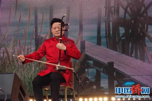 二胡演奏家邓建栋表演二胡独奏《浏阳河》。<a target='_blank' href='http://www.chinanews.com/'>中新社</a>记者 冉文娟摄