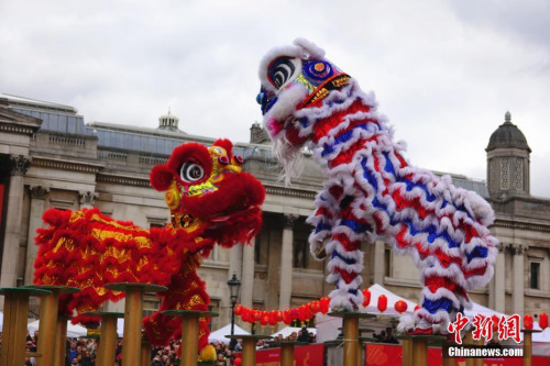 当地时间2月18日，作为特拉法加广场中国春节庆典的“压轴大戏”，“四海同春”欧洲团亮相此间，拉开了戊戌狗年欧洲巡演的序幕。图为中国传统舞狮表演亮相伦敦特拉法加广场中国春节庆典。 <a target='_blank' href='http://www.chinanews.com/'>中新社</a>记者 冉文娟 摄